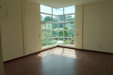 2 1/2 storey big bungalow and privacy