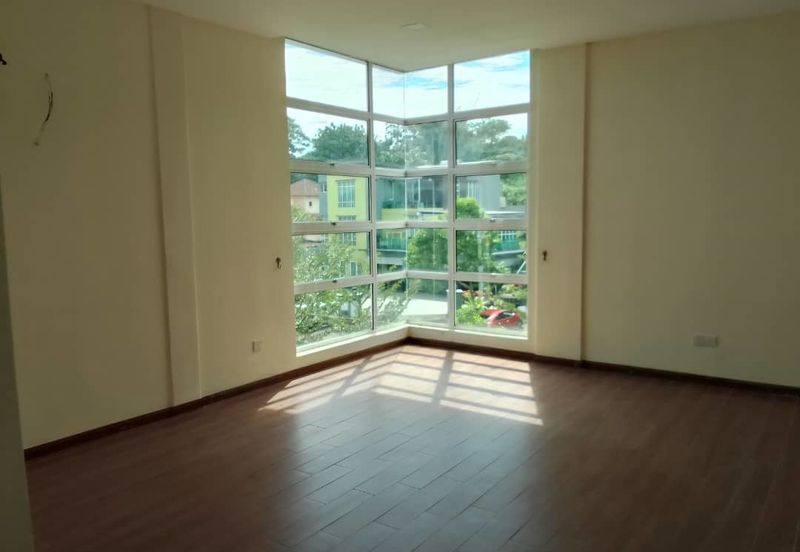 2 1/2 storey big bungalow and privacy