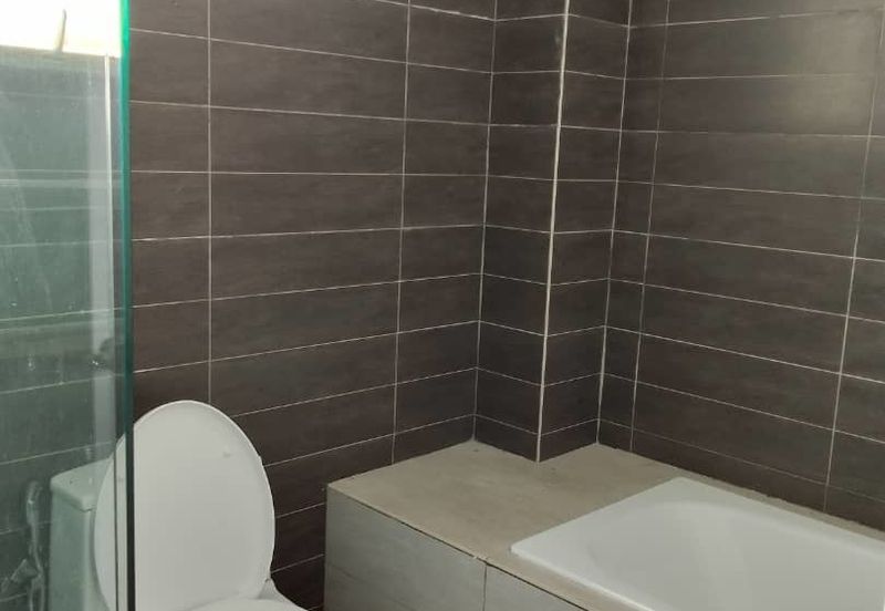 2 1/2 storey big bungalow and privacy