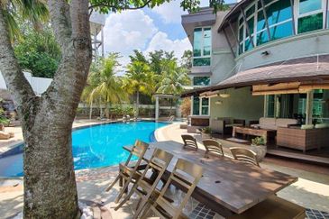 Corner Bungalow Private Pool at Kemensah Heights