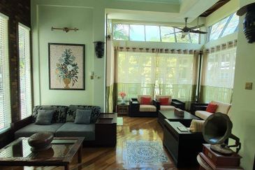 Corner Bungalow Private Pool at Kemensah Heights