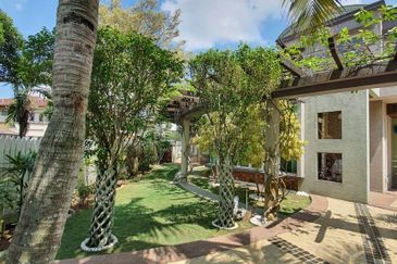 Corner Bungalow Private Pool at Kemensah Heights