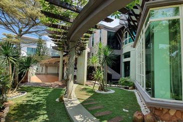 Corner Bungalow Private Pool at Kemensah Heights