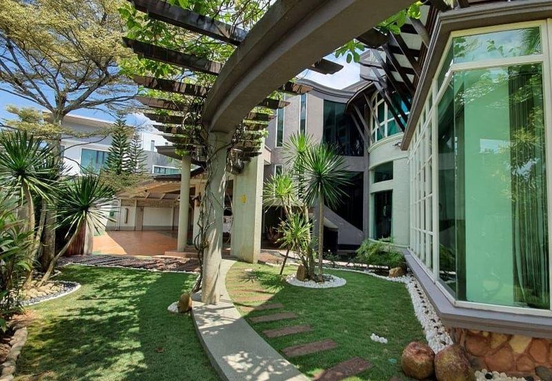 Corner Bungalow Private Pool at Kemensah Heights