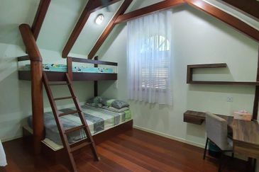 Corner Bungalow Private Pool at Kemensah Heights