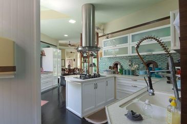 Corner Bungalow Private Pool at Kemensah Heights