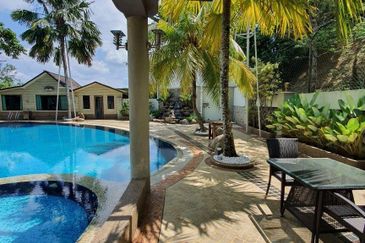 Corner Bungalow Private Pool at Kemensah Heights