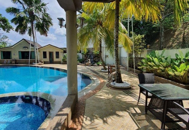 Corner Bungalow Private Pool at Kemensah Heights