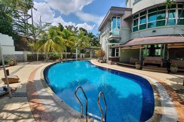 Corner Bungalow Private Pool at Kemensah Heights