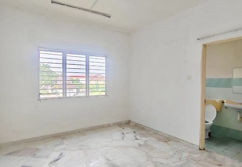 Lily Apartment, Taman Saujana Utama