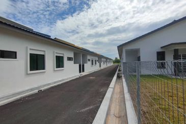 TAMAN PANTAI SURIA , PANTAI REMIS PERAK 