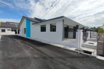 TAMAN PANTAI SURIA , PANTAI REMIS PERAK 