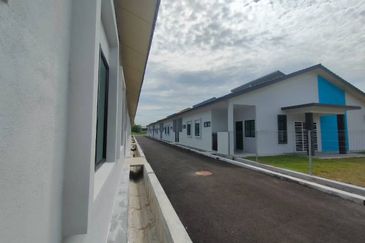 TAMAN PANTAI SURIA , PANTAI REMIS PERAK 