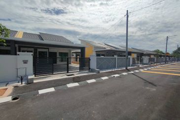 TAMAN PANTAI SURIA , PANTAI REMIS PERAK 