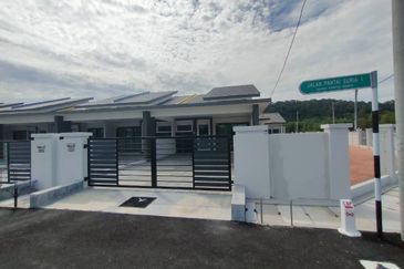 TAMAN PANTAI SURIA , PANTAI REMIS PERAK 