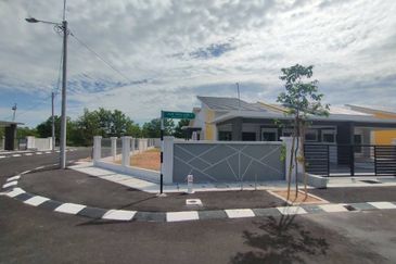 TAMAN PANTAI SURIA , PANTAI REMIS PERAK 