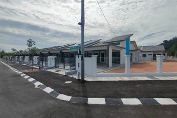 TAMAN PANTAI SURIA , PANTAI REMIS PERAK 