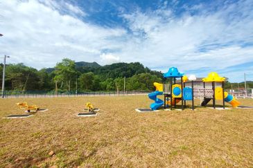 TAMAN PANTAI SURIA , PANTAI REMIS PERAK 