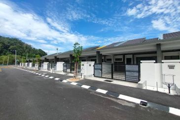 TAMAN PANTAI SURIA , PANTAI REMIS PERAK 