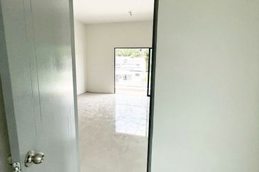 TAMAN PELANGI INDAH, SITIAWAN