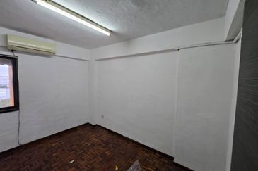 REPAINTED -FLAT JALAN TENGAH , BAYAN LEPAS , PENANG 