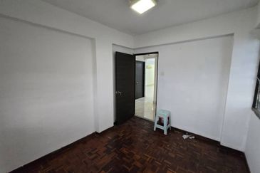 REPAINTED -FLAT JALAN TENGAH , BAYAN LEPAS , PENANG 