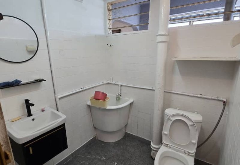 REPAINTED -FLAT JALAN TENGAH , BAYAN LEPAS , PENANG 