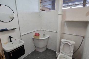 REPAINTED -FLAT JALAN TENGAH , BAYAN LEPAS , PENANG 