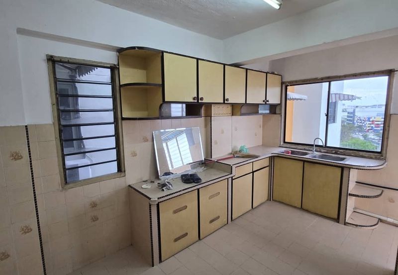 REPAINTED -FLAT JALAN TENGAH , BAYAN LEPAS , PENANG 