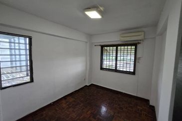 REPAINTED -FLAT JALAN TENGAH , BAYAN LEPAS , PENANG 