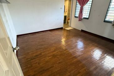 Turf View Apartment (Mutiara Serdang)