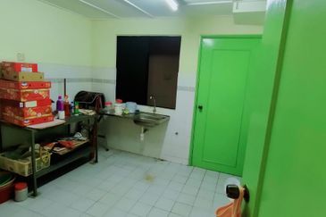 Turf View Apartment (Mutiara Serdang)