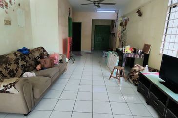 Turf View Apartment (Mutiara Serdang)