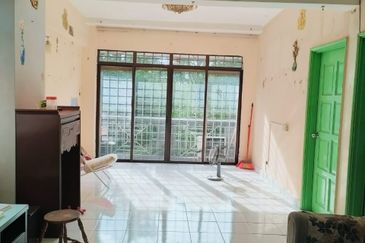 Turf View Apartment (Mutiara Serdang)