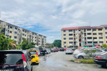 Flat PKNS, Seksyen 18