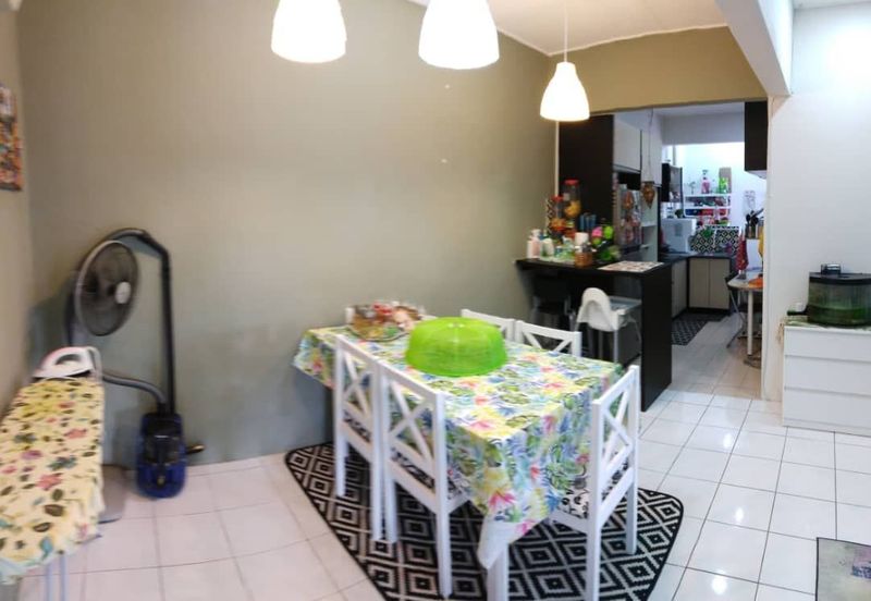 Sri Puteri (Earls Court), Ukay Perdana