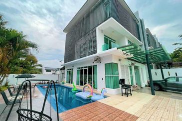 CORNER! SWIMMING POOL! FREEHOLD! 3 Storey Bungalow Rose Residence,Kajang