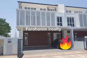 BIGGEST UNIT!! Storey Semi D Corner Lot Chemara Hills Seremban 