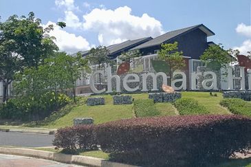 BIGGEST UNIT!! Storey Semi D Corner Lot Chemara Hills Seremban 