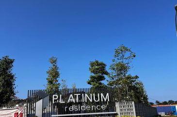 1.5 STOREY TOWNHOUSE PLATINUM RESIDENCE, DENGKIL