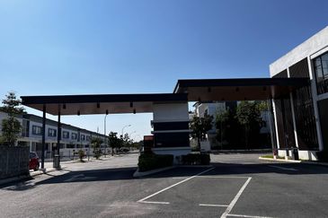 1.5 STOREY TOWNHOUSE PLATINUM RESIDENCE, DENGKIL