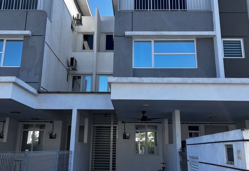 1.5 STOREY TOWNHOUSE PLATINUM RESIDENCE, DENGKIL
