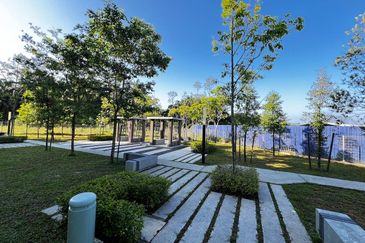 1.5 STOREY TOWNHOUSE PLATINUM RESIDENCE, DENGKIL