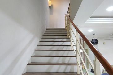 NICE HOUSE !! Double Storey Terrace House 100 East @ Bandar Enstek, N9