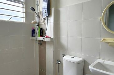 NICE HOUSE !! Double Storey Terrace House 100 East @ Bandar Enstek, N9