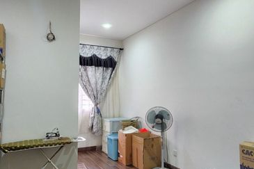 NICE HOUSE !! Double Storey Terrace House 100 East @ Bandar Enstek, N9