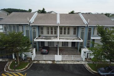 NICE HOUSE !! Double Storey Terrace House 100 East @ Bandar Enstek, N9