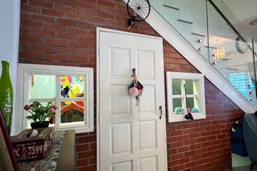 [FULLY RENOVATED] Double Storey House Chemara Hills, Seremban