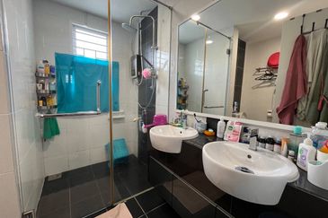 5 Min Drive to Gutrie ! Double Storey House @ Jalan Elektron U16 Denai Alam