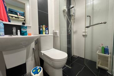 5 Min Drive to Gutrie ! Double Storey House @ Jalan Elektron U16 Denai Alam